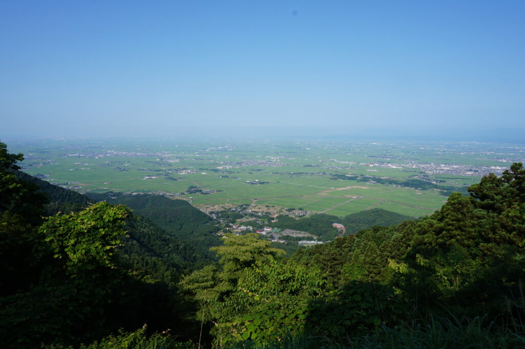 弥彦山の山頂付近から。新潟はだだっ広い。