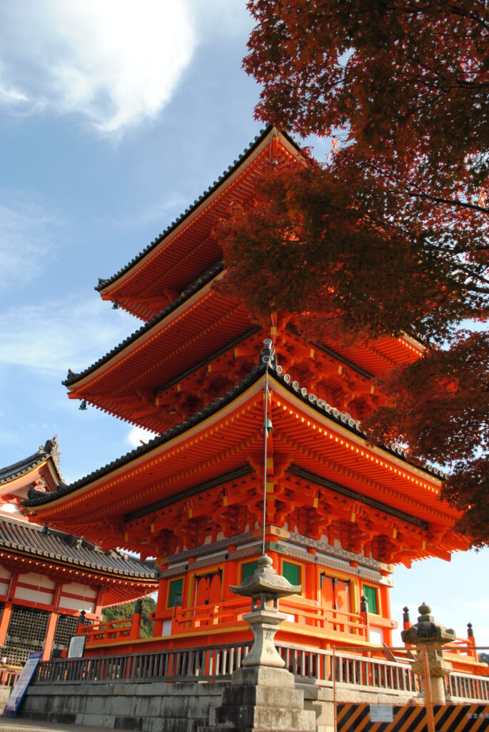 清水寺の入口にある三重塔。朱色が綺麗。
