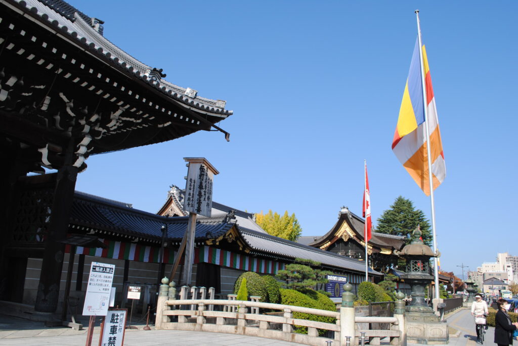 西本願寺。何か、旗が異国風。