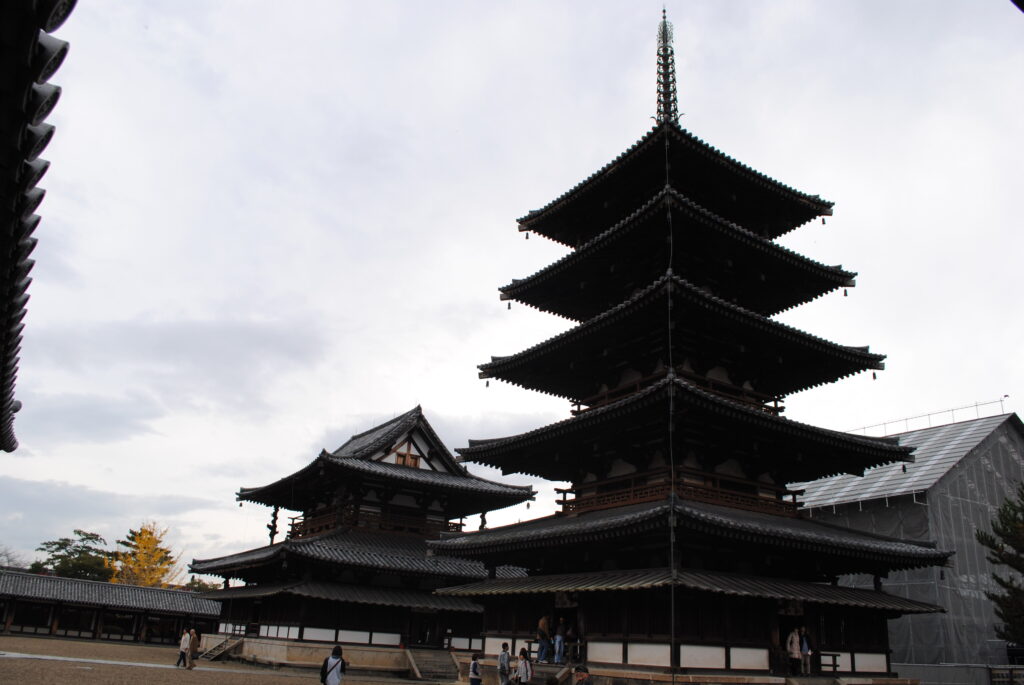 五重塔。日本最古の木造建築物。地震も火事も多いのによく残っていると思う。