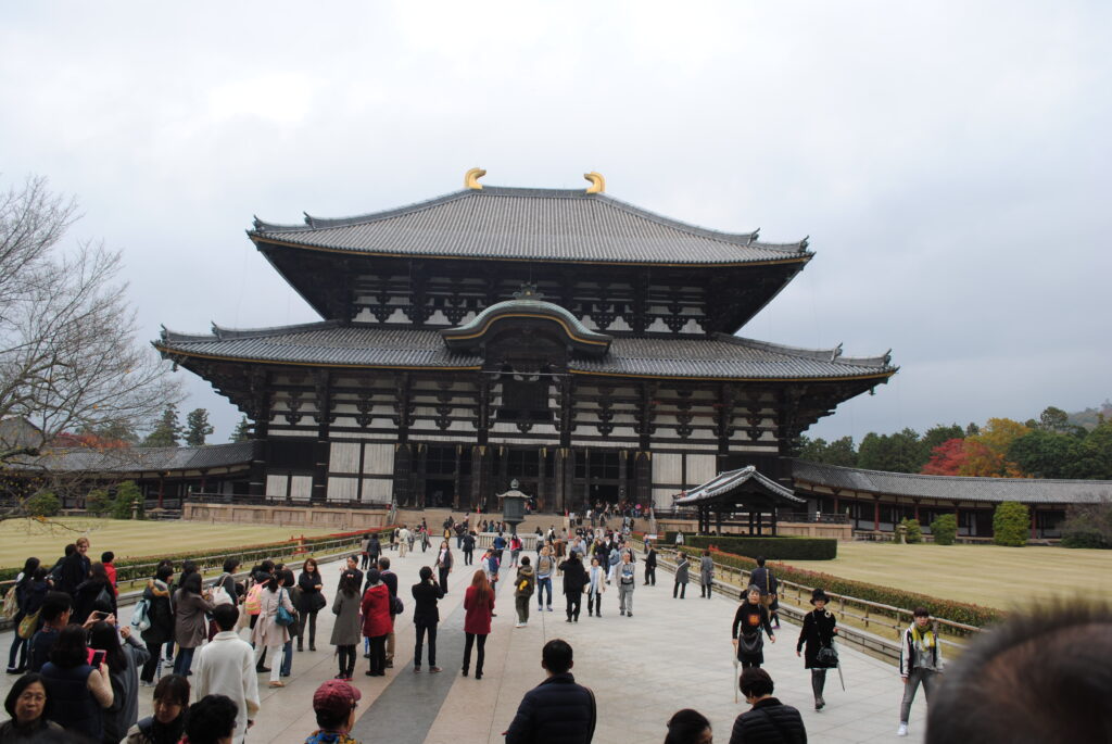 東大寺大仏殿。世界一大きい木造建築物、だそう。