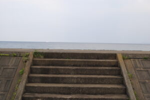 堤防沿いに何箇所か同様の階段あり。遠くに船も。