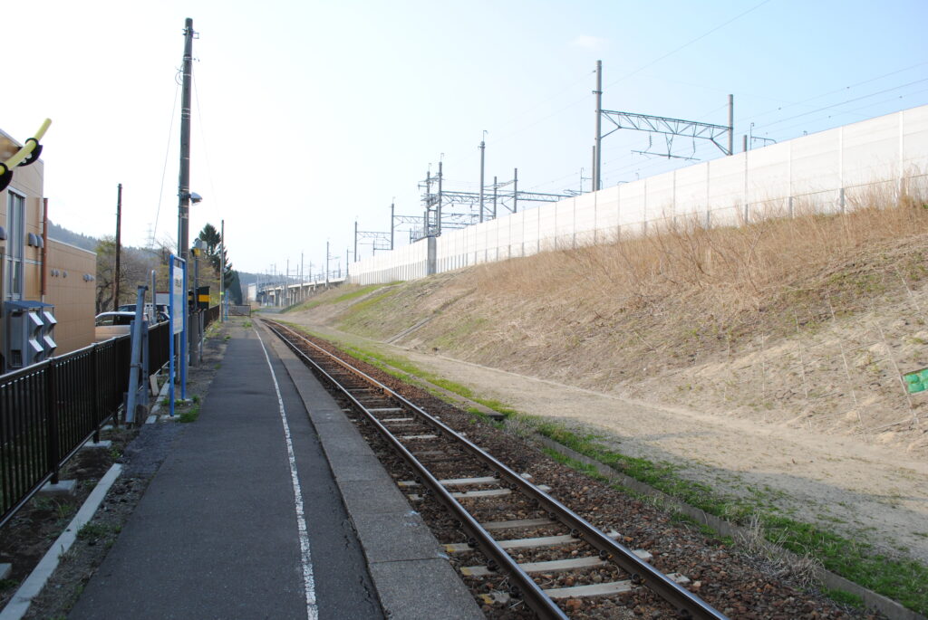 津軽線。隣の新幹線駅との対比が素敵。
