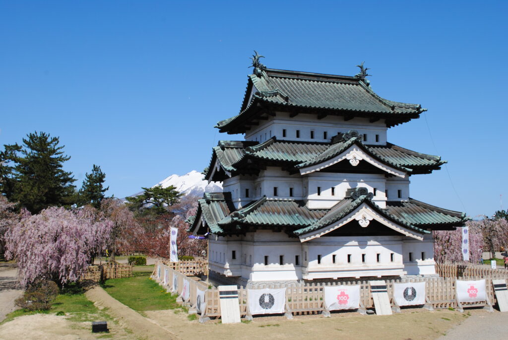 弘前城天守閣。石垣工事中のため、移設されている。