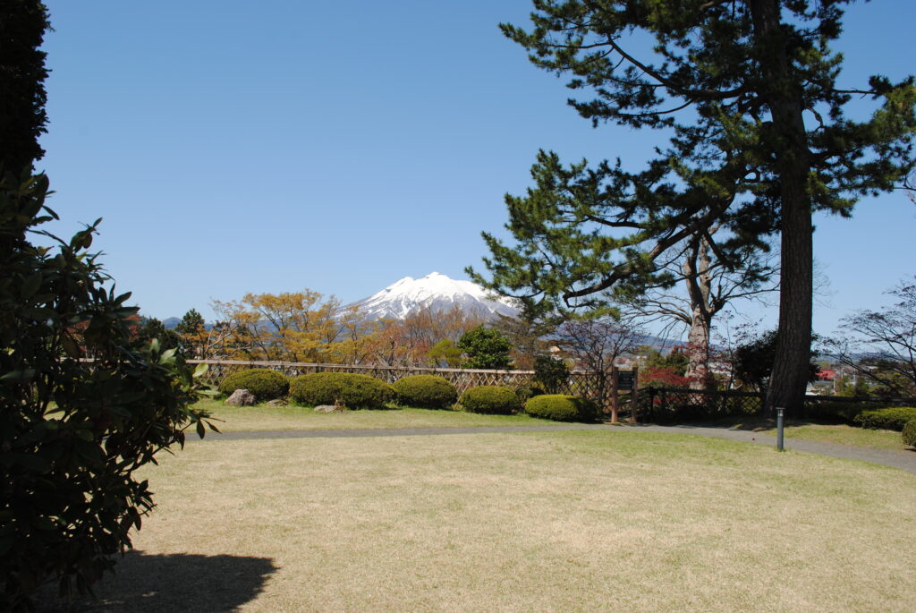 藤田記念庭園内から岩木山。