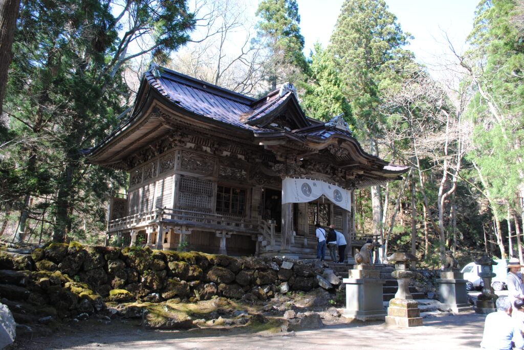 十和田神社。散策の途中に立ち寄る方多し。